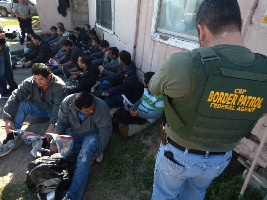 La Patrulla Fronteriza advierte que “no es raro que estos inmigrantes indocumentados sean retenidos durante semanas o más en estructuras pequeñas y estrechas sin ventilación adecuada, agua potable, ni condiciones saludables”.