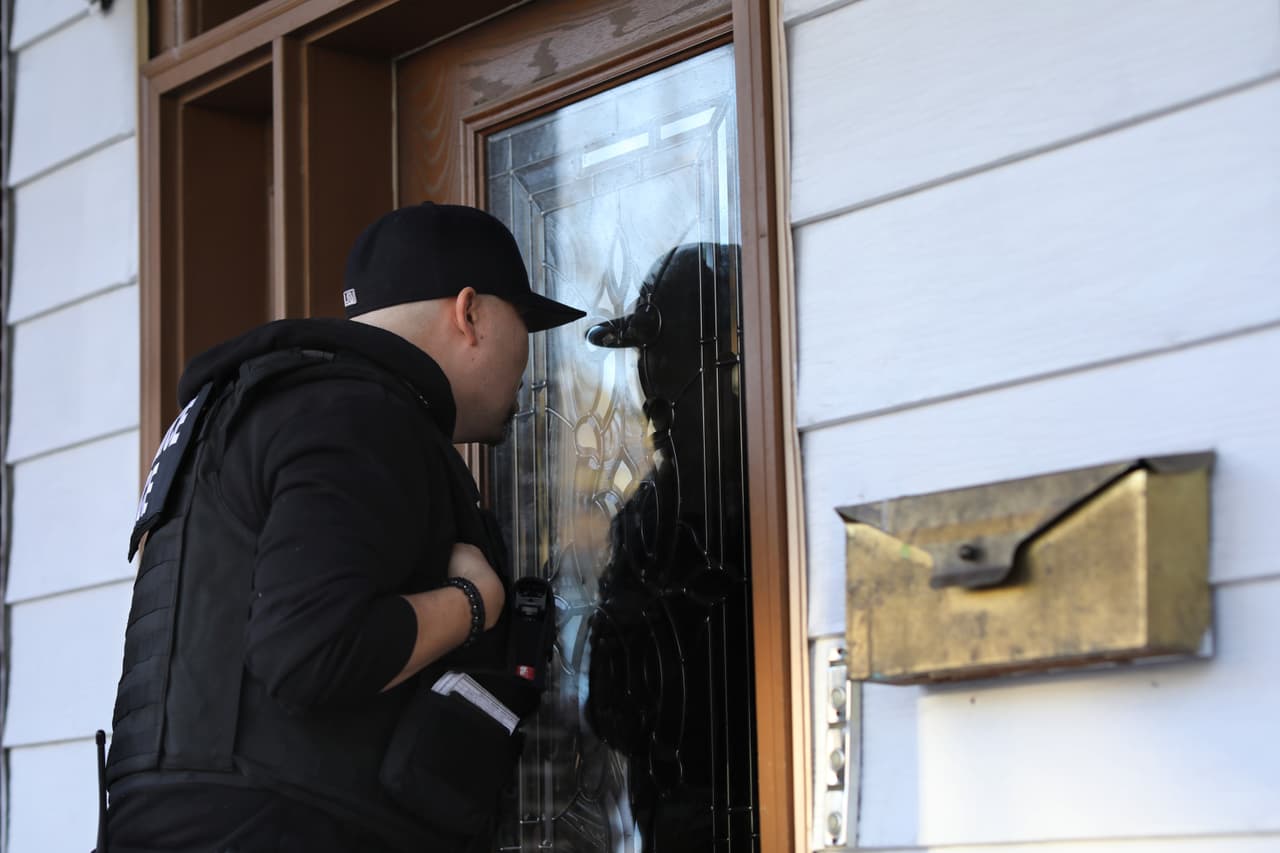 Tienes derecho a 
<a href="https://www.univision.com/local/los-angeles-kmex/no-abra-la-puerta-recomendacion-de-una-abogada-de-inmigracion-ante-posibles-redadas-en-los-angeles">NO abrir la puerta</a> a los agentes de ICE. Abogados le recomiendan que pregunte a los agentes desde adentro si tienen una orden. Si dicen que sí, pídales que lo metan debajo de la puerta. 
<br>