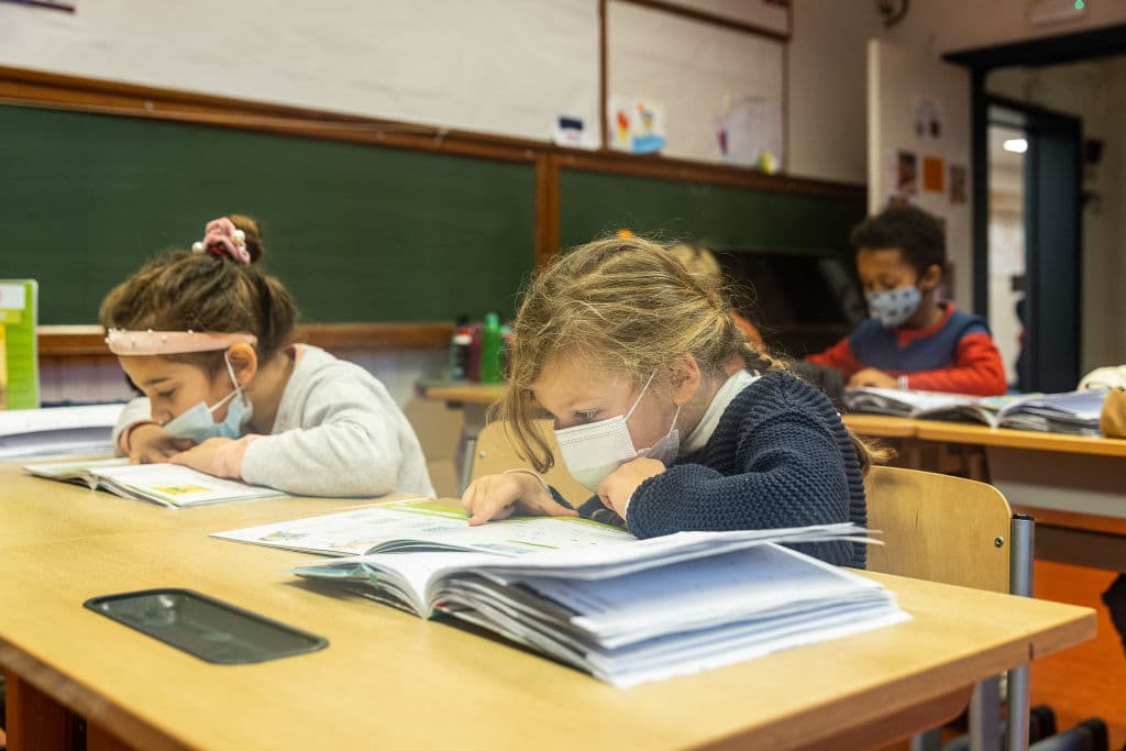 Escuelas de Sacramento suspenderán el uso de mascarillas en las aulas