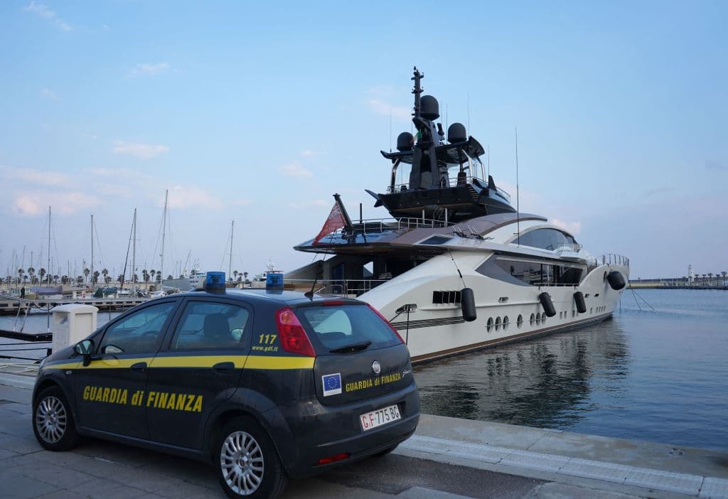 La policía financiera italiana incautó el yate 'Lady M' de 213 pies, en marzo, en el puerto norteño de Imperia, según un comunicado de la policía. También es propiedad del oligarca ruso Alexei Mordashov, presidente de Severstal, la mayor empresa siderúrgica y minera de Rusia.