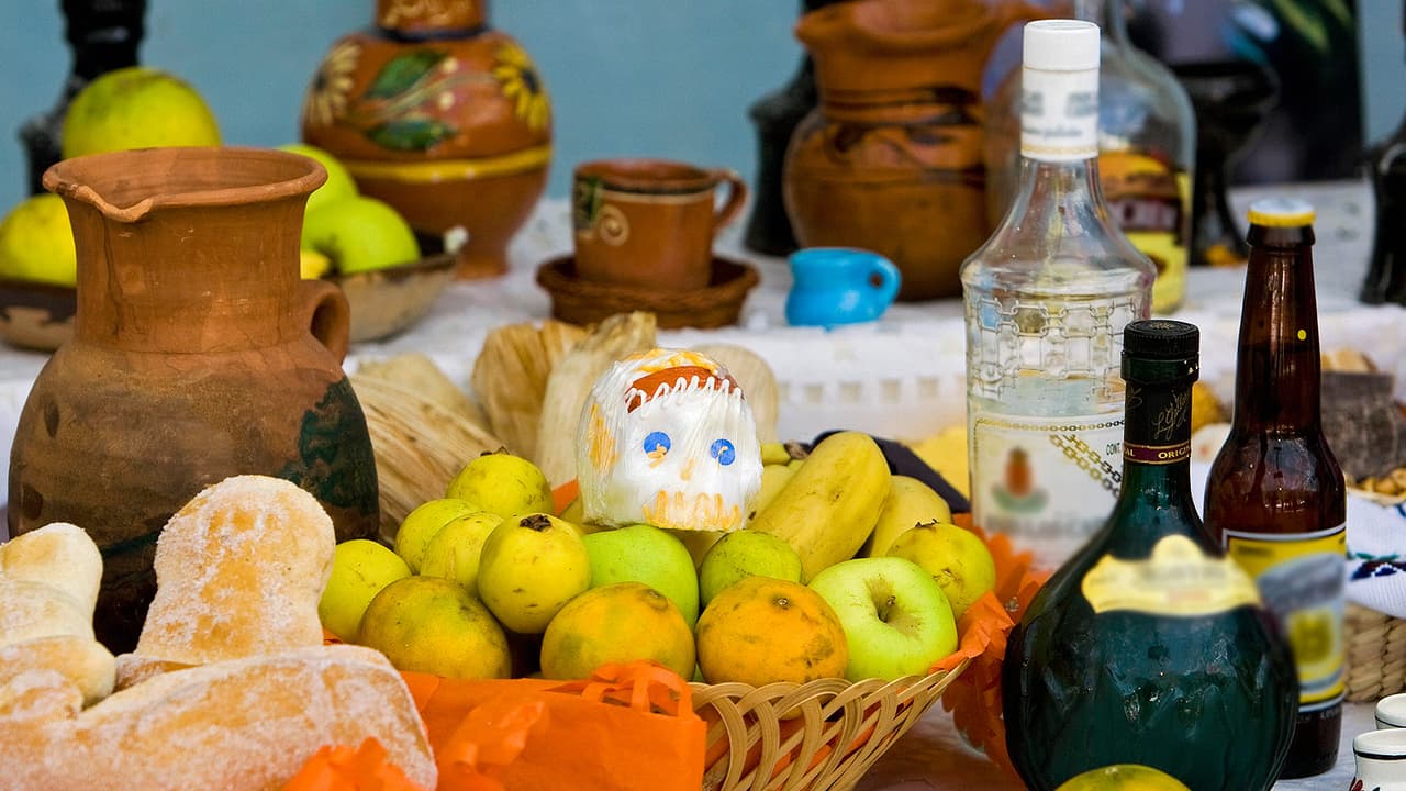 La mesa para recibirlos se llena de comida, fruta y bebidas, de preferencia las favoritas de los fallecidos.