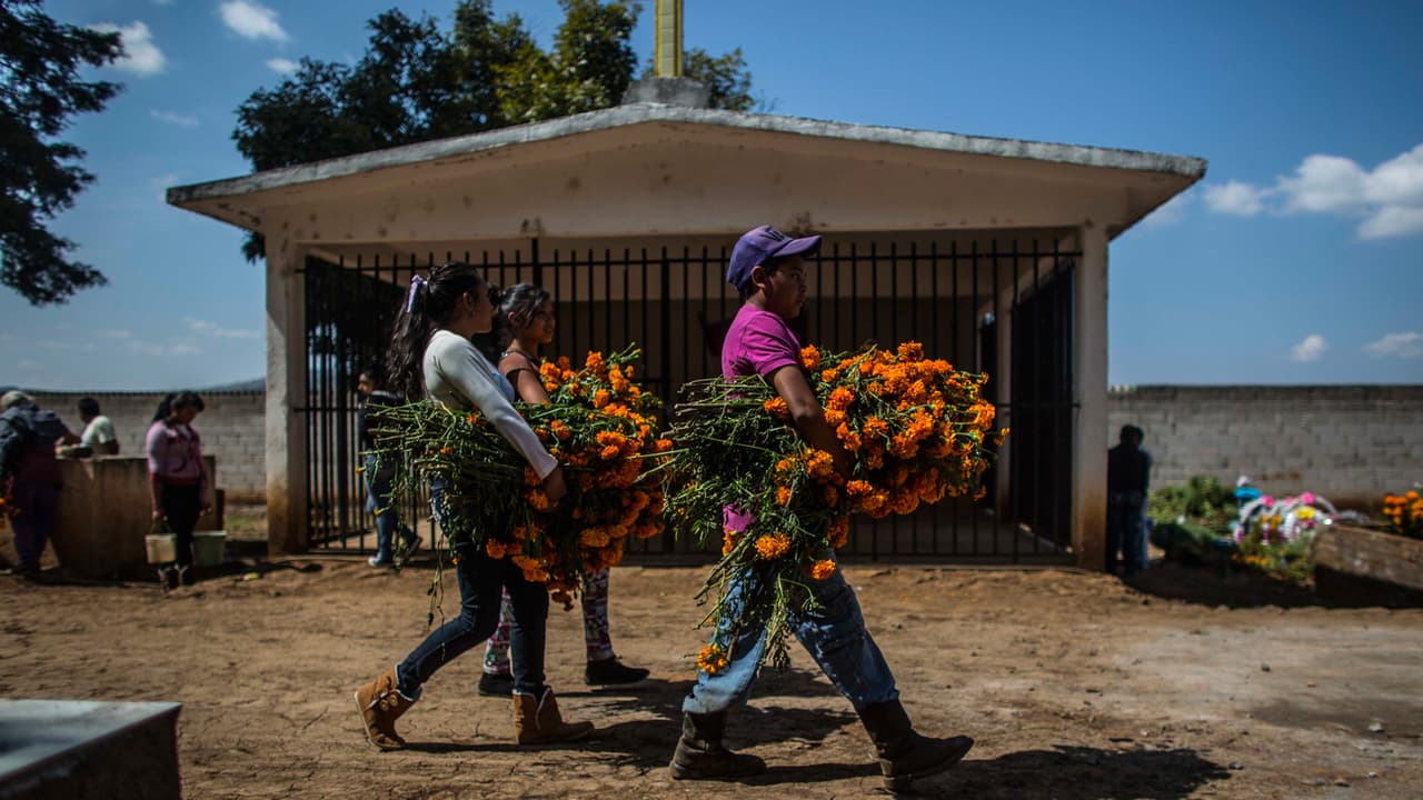 Además, en algunas regiones de México las personas visitan los panteones para acompañar a los muertos y esperar su llegada.