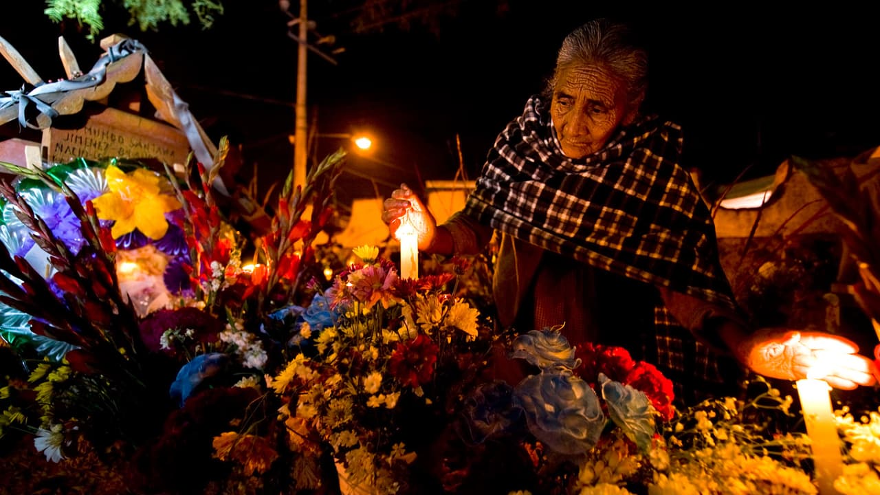 Es toda una tradición que las tumbas sean limpiadas, adornadas con velas y flores e incluso las personas coman sobre las tumbas para acompañar a sus muertos.