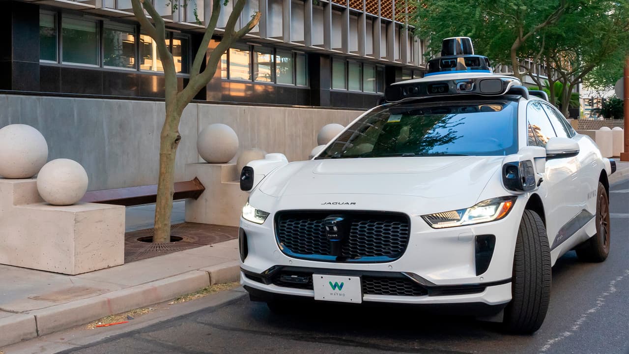 Waymo retira más de 600 vehículos autónomos después de un accidente en Phoenix