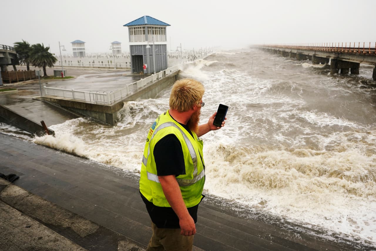 Un hombre toma fotografías en Bay Saint Louis, Mississippi. Gulfport, 
<a href="https://www.univision.com/temas/mississippi">Mississippi</a>, al este de Nueva Orleans, ha experimentado el aumento del nivel del mar e intensos oleajes.