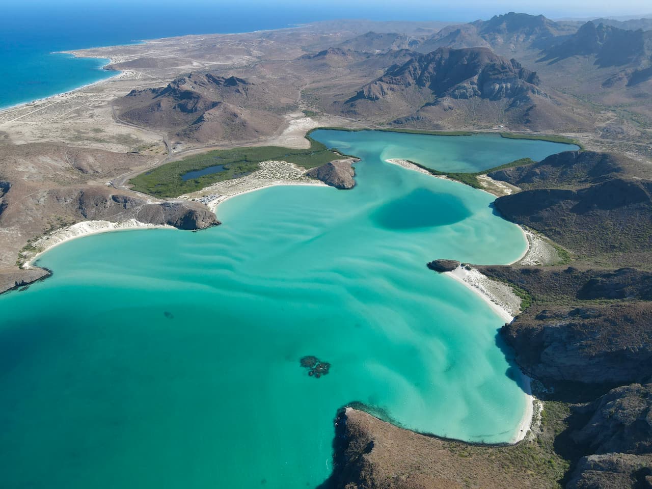 <b>Puesto 6. Playa Balandra, La Paz, Baja California Sur. </b>
<br>
<br>Está ubicada a lo largo del Golfo de California. Esta playa siempre gana posiciones como una de las más bonitas de México, por sus aguas cristalinas y dunas y médanos de arena blanca en un entorno de colinas desérticas. 
<br>