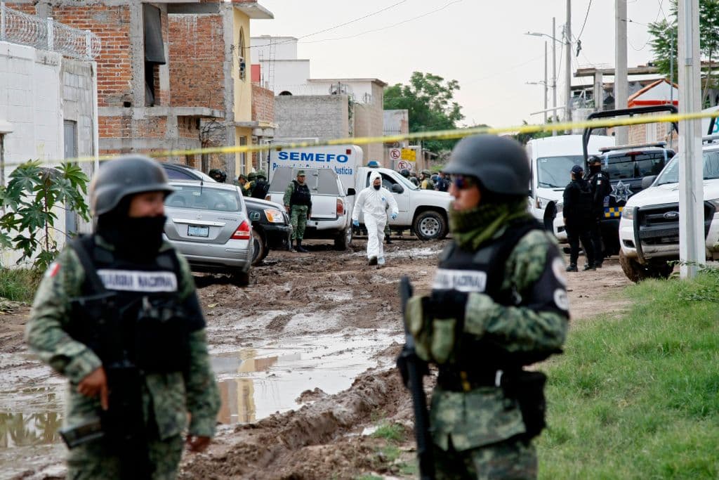 Miembros de la Guardia Nacional vigilan este miércoles afuera de un Centro de Rehabilitación en el municipio de Irapuato, estado de Guanajuato (México), en donde tuvo lugar 
<b><a href="https://www.univision.com/noticias/criminalidad/grupo-armado-mata-a-24-personas-en-un-centro-de-rehabilitacion-en-el-centro-de-mexico">una matanza que dejó 24 muertos y 7 heridos</a></b>.