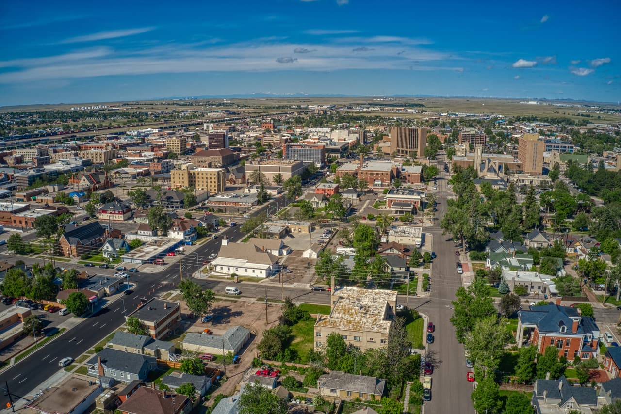 <h3 class="cms-H3-H3">19. Wyoming</h3>
<br>
<br>💉 
<b>Esperanza de vida al nacer (2020): </b>76.3 años (empate).
<br>
<br>💉 
<b>Modificación con respecto a 2019 (en años):</b> -1.4
<br>
<br>💉 
<b>Población sin seguro médico: </b>11.4%
<br>
<br>💉 
<b>Población total: </b>581,348
<br>