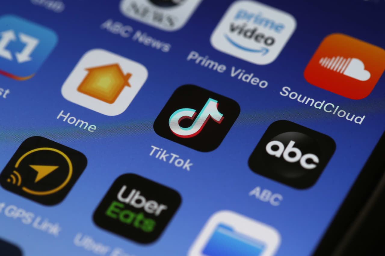 <b>7. Mayor uso de apps</b>
<br>Debido al coronavirus y al mandato de quedarse en casa, las alternativas para ganarle a la monotonía parecen estar en las apps, principalmente aquellas donde invitan a los usuarios a bailar o parodiar c
<a href="https://www.univision.com/local/fresno-kftv/tik-tok-la-red-social-que-informa-a-los-jovenes-sobre-el-coronavirus-con-pegajosas-canciones-video">omo Tik Tok.</a>
