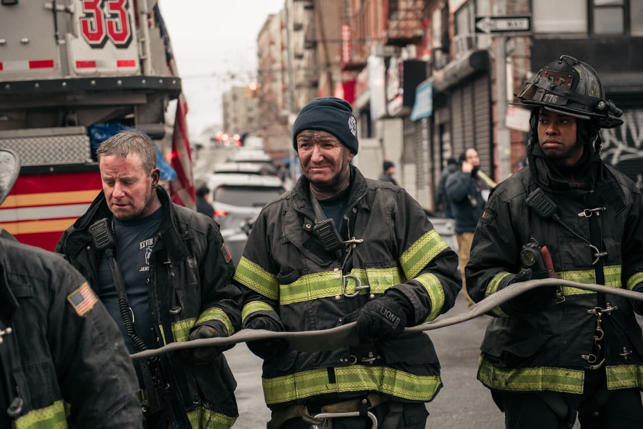 Tanto la gobernadora Hochul como el alcalde Adams aplaudieron la labor de los bomberos, que permitió frenar la pérdida de vidas.
