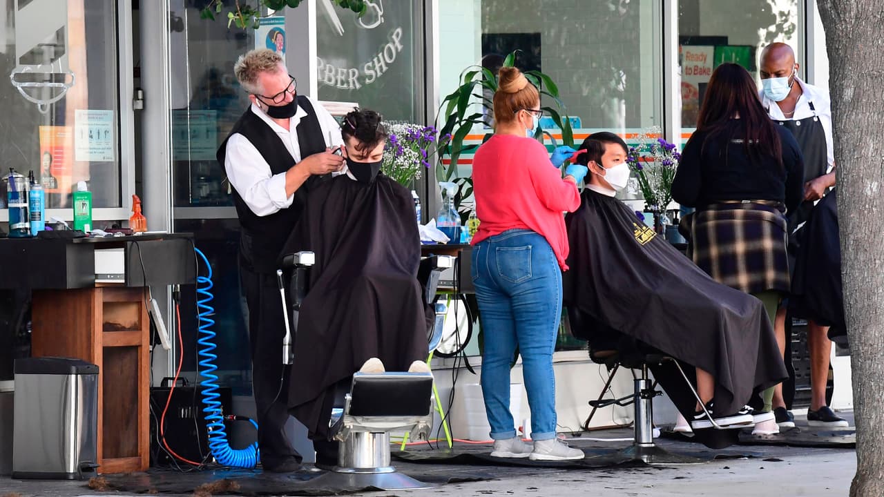 Barberías y peluquerías de Bakersfield se preparan a abrir sus puertas bajo limitaciones