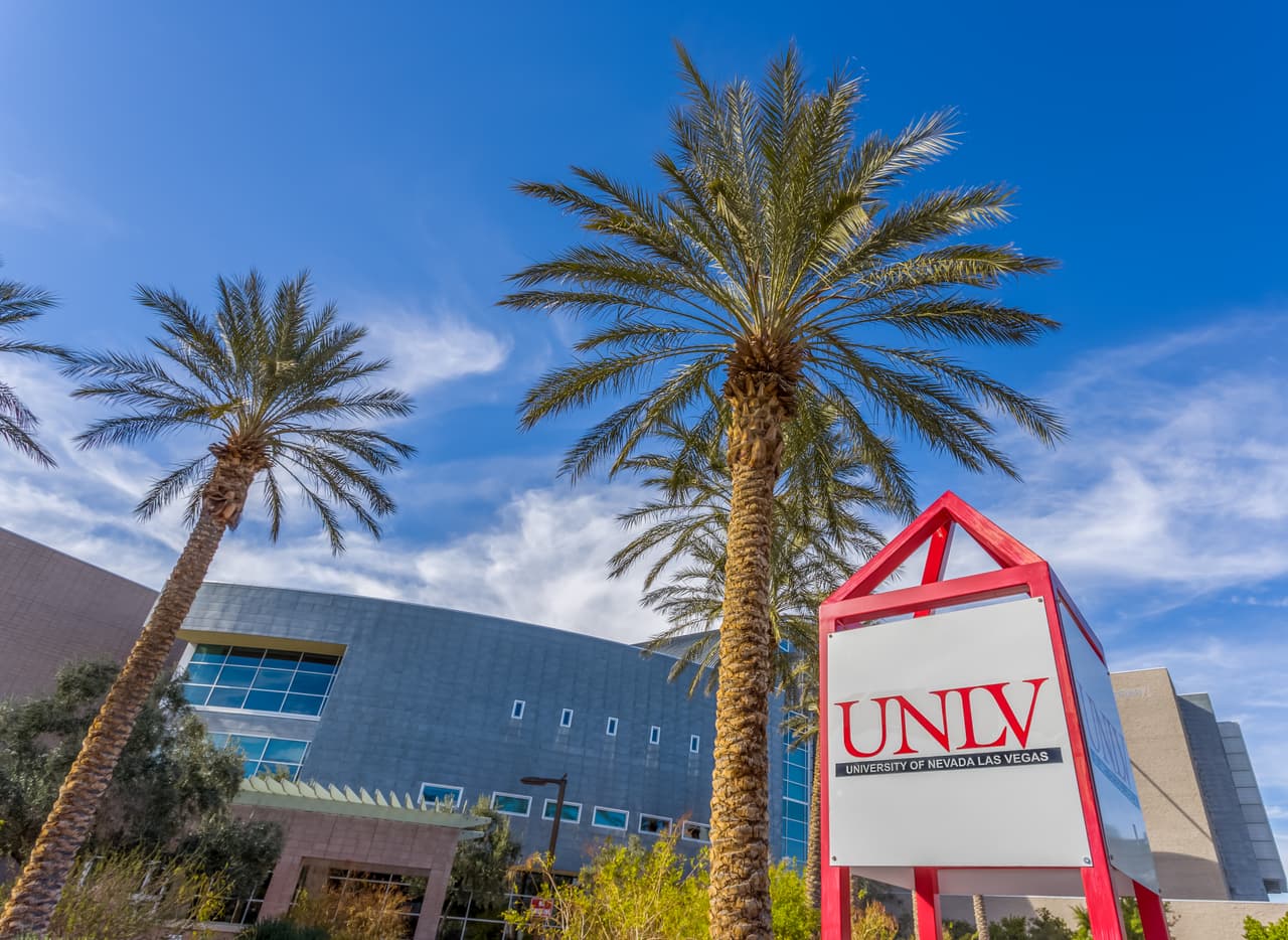 Marc Johnson, presidente de la Universidad de Nevada, Reno, afirmó en abril que evitará el término 'campus santuario' porque es "
<b>una etiqueta políticamente muy cargada</b>". Sin embargo, la universidad
<b><a href="https://www.reviewjournal.com/news/education/unlv-students-faculty-deliver-petition-seeking-sanctuary-campus-designation/"> se comprometió a orientar a sus estudiantes indocumentados en temas legales</a>. </b>