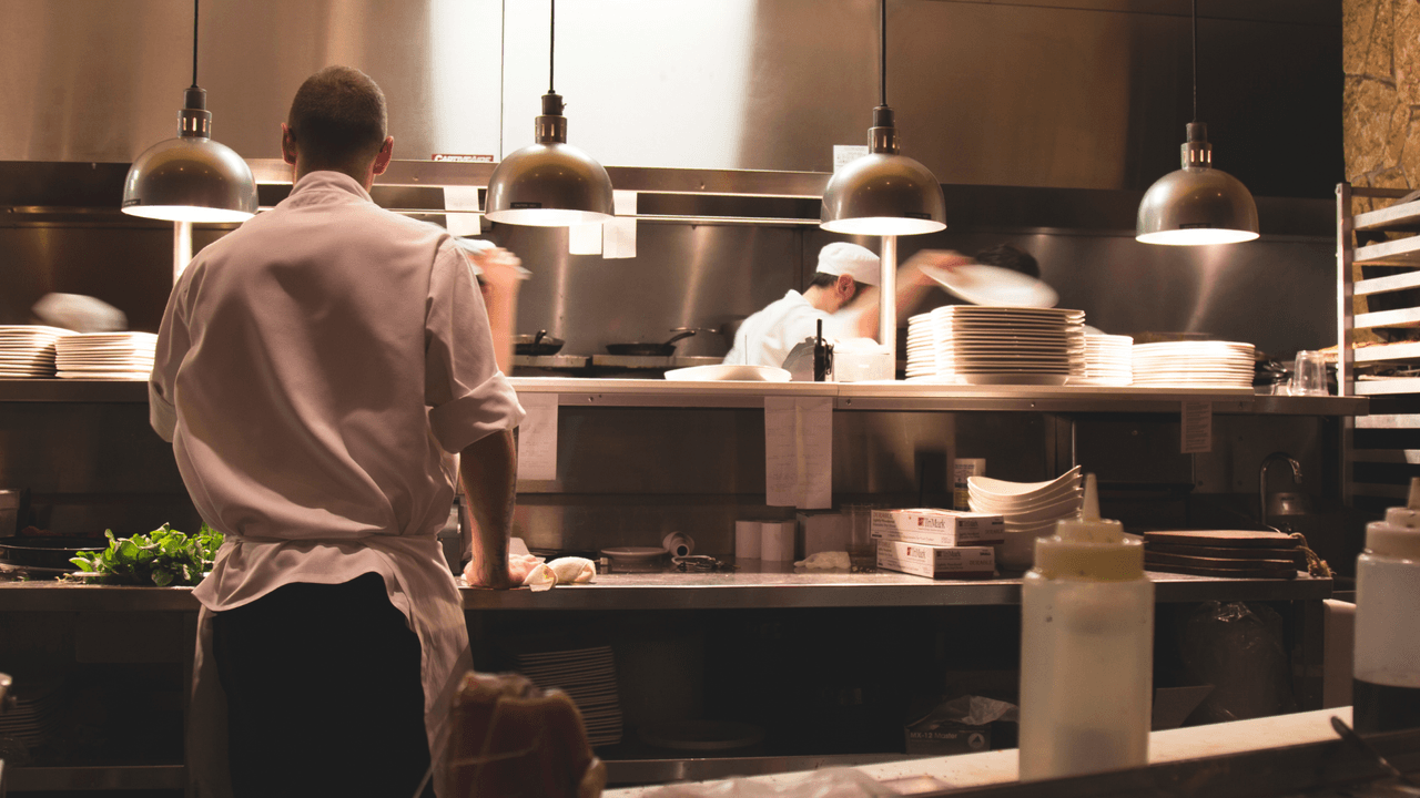 <b>Cocineros o empleados de comida rápida</b>
<br>Ingresos anuales promedio: $22,800
<br>Trabajadores en esta área: 13,310
