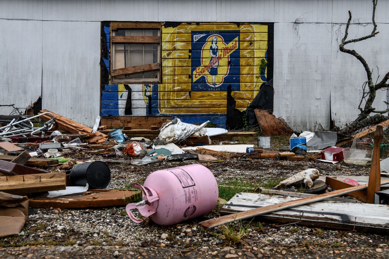 Escombros y basura en el piso en Lake Charles, horas antes de la llegada de Delta. El estado que recibió más huracanes en una misma temporada es Florida. Fue azotada por cinco tormentas con nombre en 2005: Arlene, Dennis, Katrina, Tammy y Wilma, 
<a href="https://www.cnn.com/2020/10/08/weather/louisiana-hurricanes-delta-laura/index.html"><u>según reseñó CNN</u></a>. 
<br>