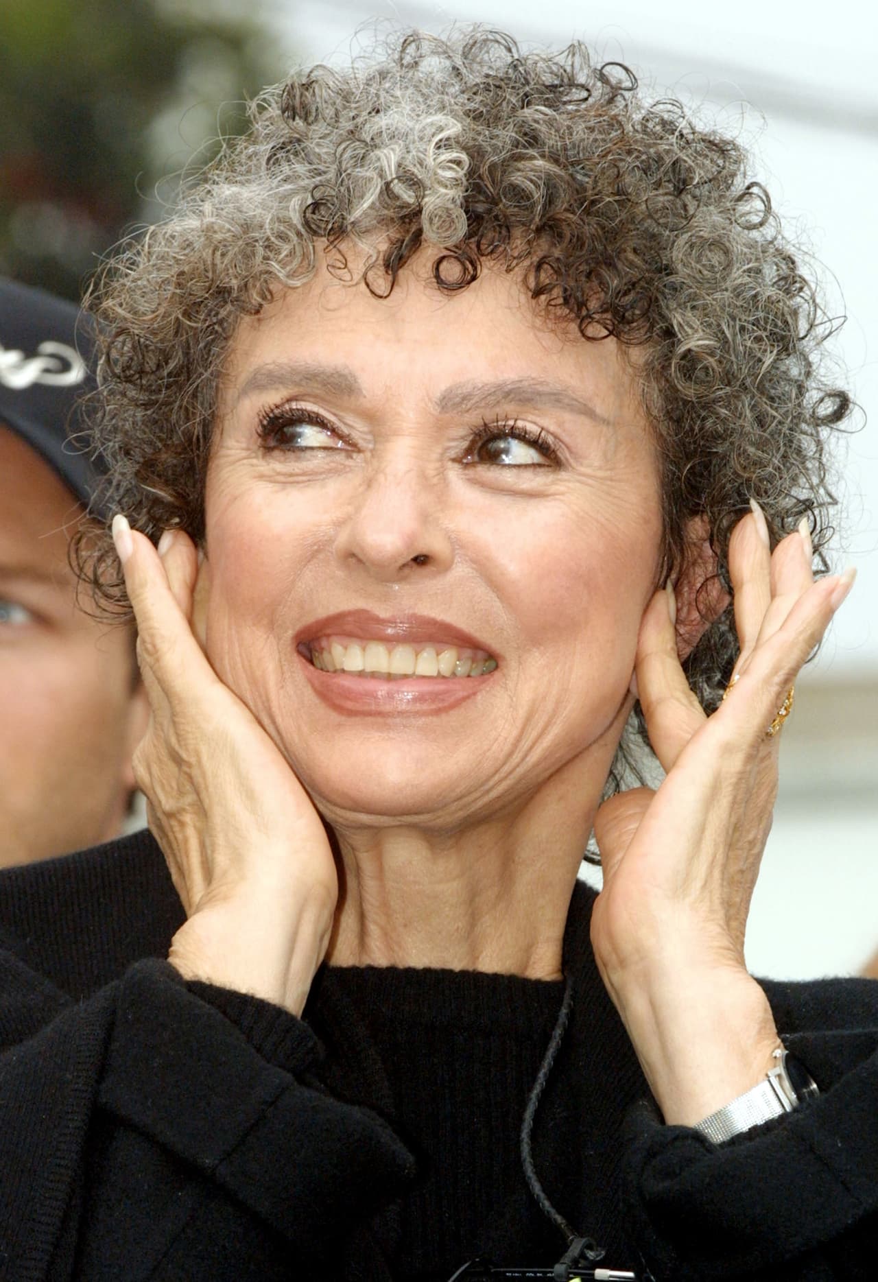 Rita Moreno, actriz de teatro, cine y televisión, primera de origen hispano en ganar el premio Oscar, Globo de Oro, Grammy, Emmy y Tony. Su nombre real es Rosa Dolores Alverío, nació en 1931, en Humacao, Puerto Rico.