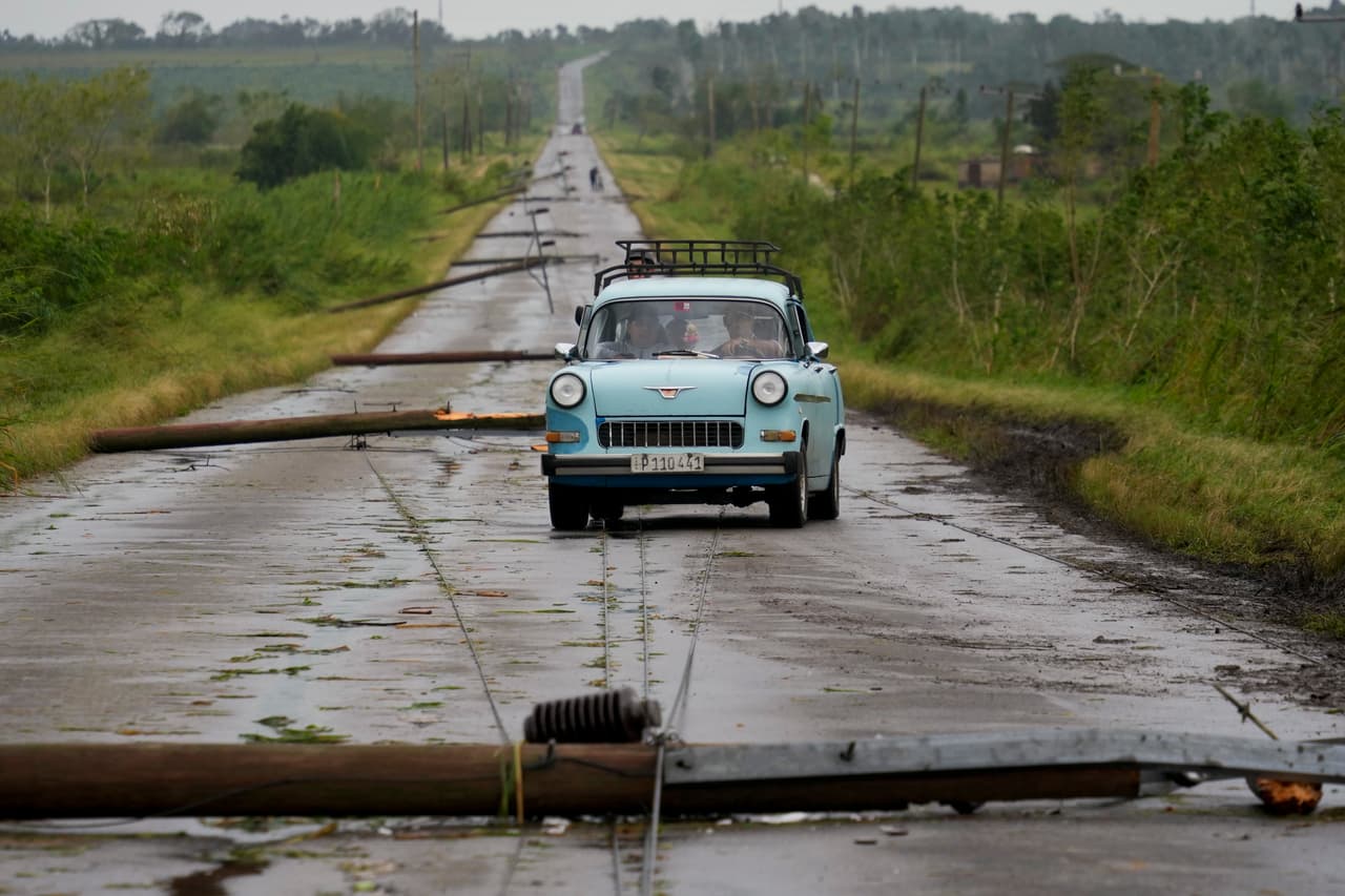 De acuerdo con la Agencia de Noticias AP en gran parte del occidente de la isla, incluida La Habana, se podían ver el jueves árboles caídos, postes eléctricos por los suelos y algunos derrumbes. 
<br>
