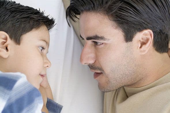 Crea una palabra 
<b>clave o señal </b>que solo tú y tus hijos conozcan, si es que envías a alguien en tu lugar para que los recoja, esa persona también debe conocer la palabra clave/signo.