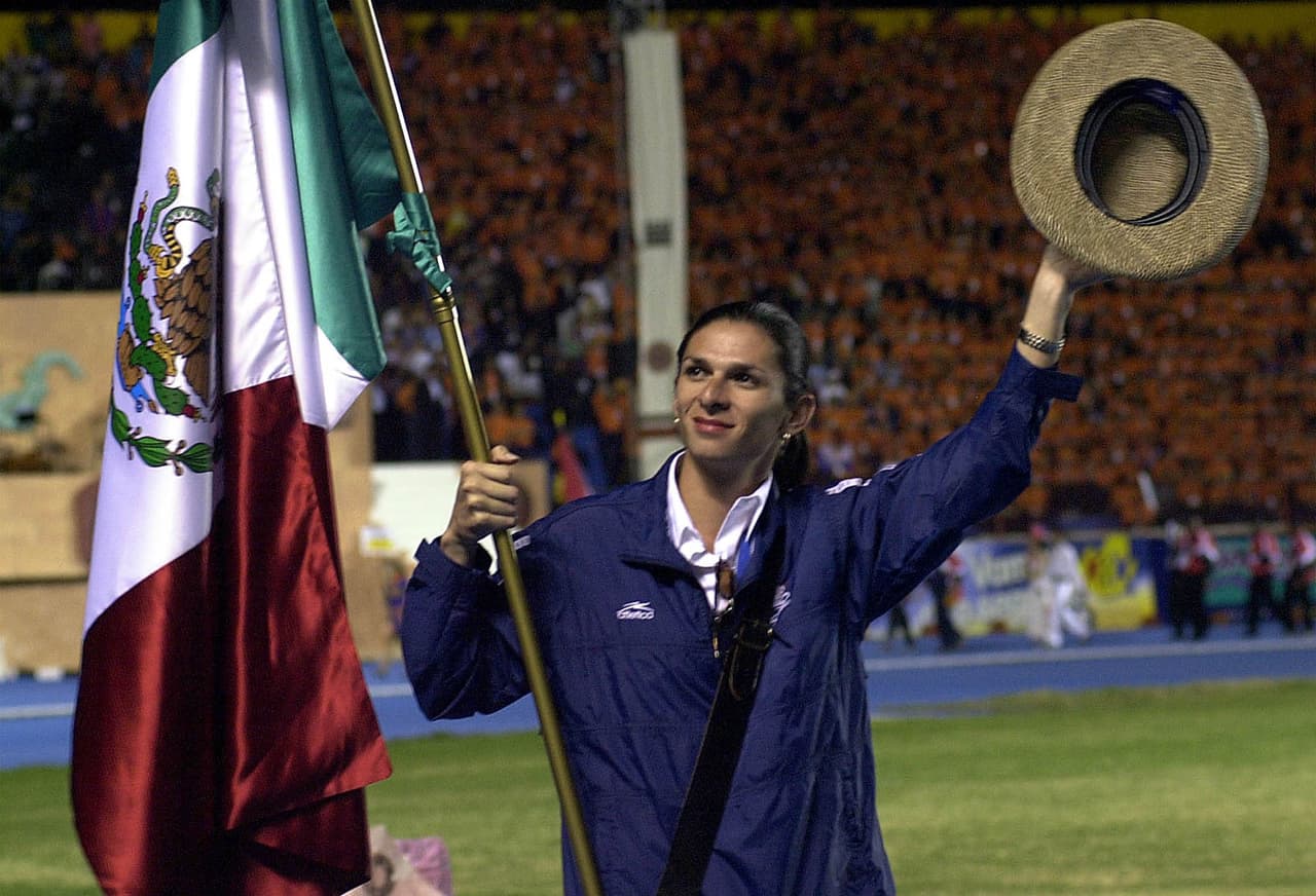 La atleta lleva la bandera de México en la inauguración de los Juegos Centroamericanos y del Caribe de 2002, en El Salvador.