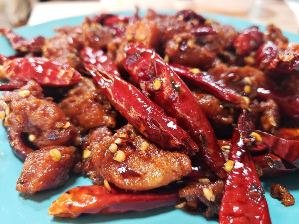 <b>Chong Qing Hot Pot</b>
<br>Dirección: 5385 New Peachtree Rd Chamblee, GA 30341
<br>Teléfono: (770) 936-1379
<br>Sitio web: 
<a href="http://www.chongqing-hotpot.com/">http://www.chongqing-hotpot.com/</a> 
<br>
<b><a href="https://www.yelp.com/map/chong-qing-hot-pot-chamblee">Cómo llegar</a></b>
<br>
<br>Una usuaria de Yelp dijo: “Pedí pollo picante Chong Qing, filete de pescado con berenjena. Los platos vienen con arroz blanco. La comida es excelente, estaban bien cocinados. Definitivamente regresaré para probar otros platillos”.