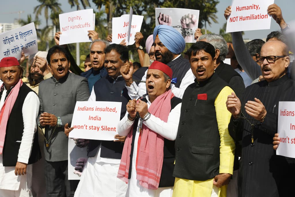 Legisladores indios de la oposición, algunon con esposas, se manifestaron este jueves frente al Parlamento en Nueva Delhi, para condenar los supuestos malos tratos a sus connacionales deportados de EEUU.
