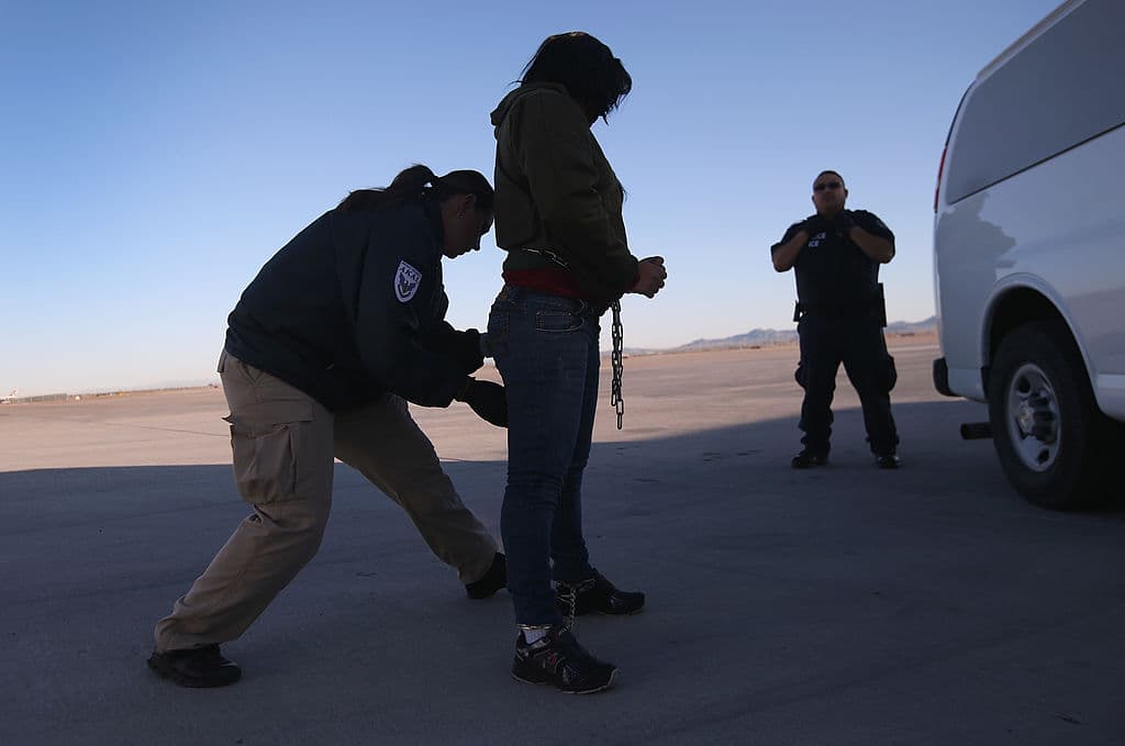 Demandan a ICE por disfrazar a agentes para arrestar a indocumentados