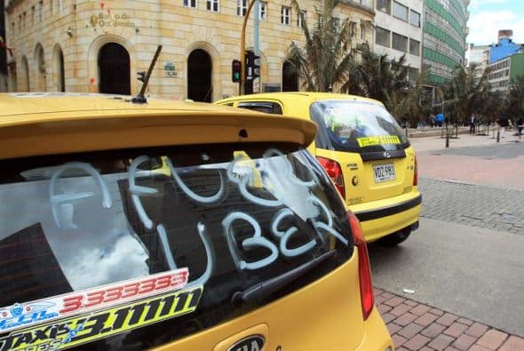 Docenas de taxistas protestaron el 29 de julio de 2015, exigiendo la salida de la aplicación tecnológica Uber en Cali, en Colombia.