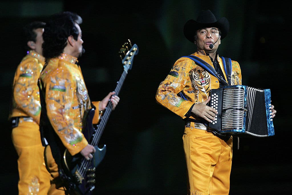 1. 
<b>"La Jaula de Oro" (1984)</b> 
<br>
<ul>
 <li><b>Por qué es emblemática</b>: Esta canción habla sobre alguien que logró hacer dinero en Estados Unidos, pero se siente como en una jaula. Aunque tiene una buena vida, extraña su tierra y sufre discriminación. Como dice la canción: "¿de qué me sirve el dinero si estoy como prisionero?"</li>
</ul> 
<ul>
 <li><b>Impacto</b>: Muchos migrantes se identifican con esta canción porque habla de lo difícil que es dejar tu cultura y tu hogar, aunque tengas éxito económico. La gente sigue cantándola porque estos sentimientos no han cambiado.</li>
</ul>
