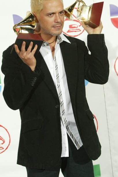 6. En 2005 Alejandro Sanz se mostró como nunca, ¡con el pelo rubio! Esa noche le fue muy bien, pues ganó dos premios.