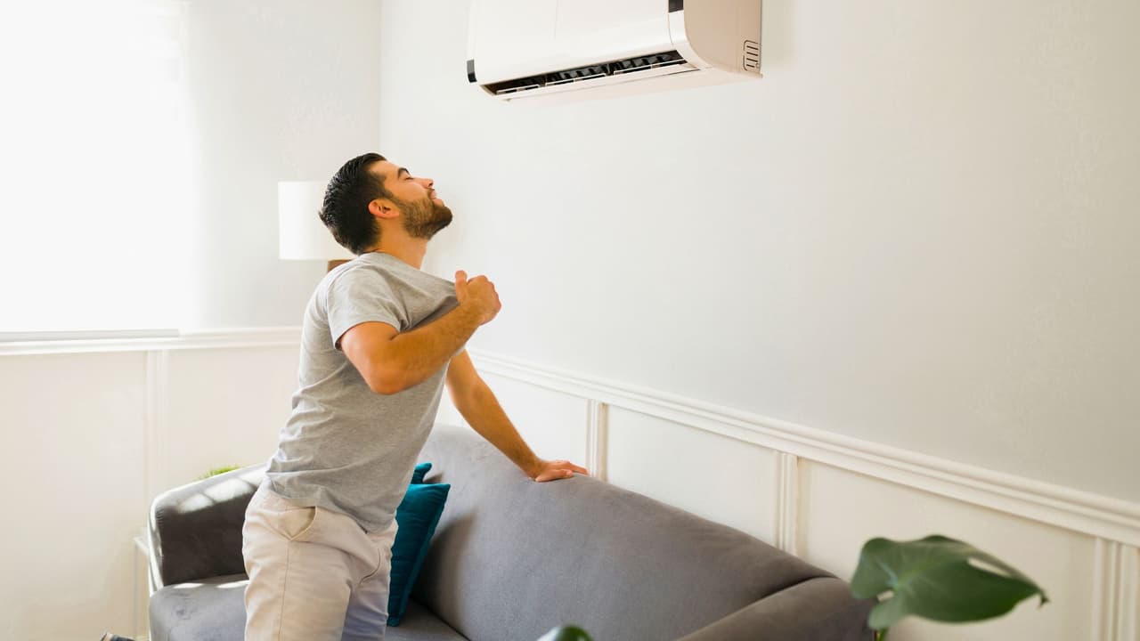 <h3 class="cms-H3-H3">¿Qué pasa si apagas el aire todo el día? </h3>
<br>Aunque parezca que apagarlo te ahorra dinero, volver a encenderlo en la tarde cuando tu casa ya está a más de 90 °F 
<b>obliga al sistema a trabajar mucho más </b>para enfriar paredes, muebles, techos y el aire. “Ese sobreesfuerzo
<b> puede hacer que gastes incluso más energía que si lo hubieras dejado prendido</b> con el termostato alto”, indica 
<a href="https://www.energy.gov/" target="_blank">el Departamento de Energía de Estados Unidos</a> En otras palabras: 
<b>lo barato sale caro, sobre todo si vives en una casa mal aislada o con muchas ventanas expuestas al sol.</b>