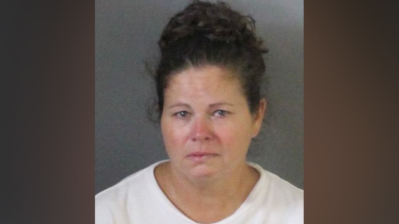 <b>19 de julio de 2023 (Macclenny, Florida):</b> la niñera de una bebé de 10 meses fue arrestada por cargos de homicidio involuntario. Autoridades dicen que 
<b><a href="https://www.univision.com/local/orlando-wven/bebe-de-10-meses-muere-sofocado-dentro-de-auto-en-florida-ninera-enfrenta-cargos" target="_blank">la niña murió sofocada en un auto que alcanzó los 133 °F.</a></b>