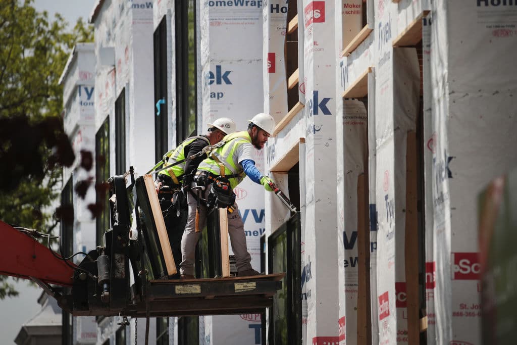 Cómo el proteccionismo de la Casa Blanca está agravando la crisis de vivienda en EEUU