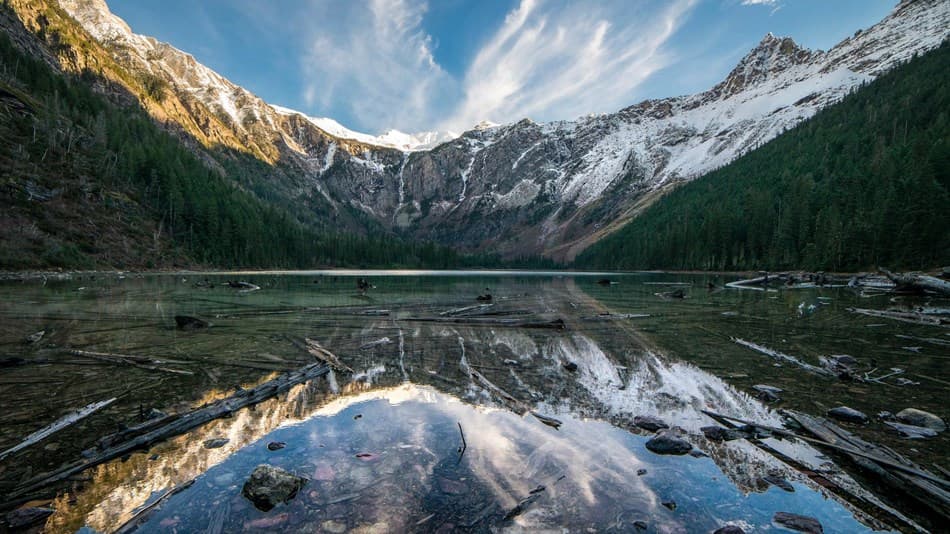 El Parque Nacional Glacier está abierto todos los días del año. Sin embargo, en invierno, las condiciones del tiempo determinan cuándo abre la mayoría de las instalaciones. Por lo general, desde finales de mayo hasta principios de septiembre, las instalaciones están abiertas para recibir el flujo de visitantes de verano.