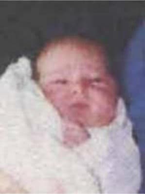 <h3 class="cms-H3-H3">Shausha Latine Henson </h3>
<br>
<br>La pequeña Henson -de tan solo 3 meses- desapareció junto con su hermana Shaina Ashley Kirkpatrick el pasado 4 de abril de 2001 mientras iba en camino a Sacramento, California. 
<br>
<br>Dos días después, las autoridades 
<a href="https://www.fbi.gov/wanted/kidnap/shausha-latine-henson" target="_blank">encontraron el cuerpo de la madre</a> de las menores a las afueras de Fernley, Nevada. 
<br>
<br>La agencia recuerda que Shausha -quien hoy tiene 20 años- tiene una marca roja en la parte superior de la cabeza.