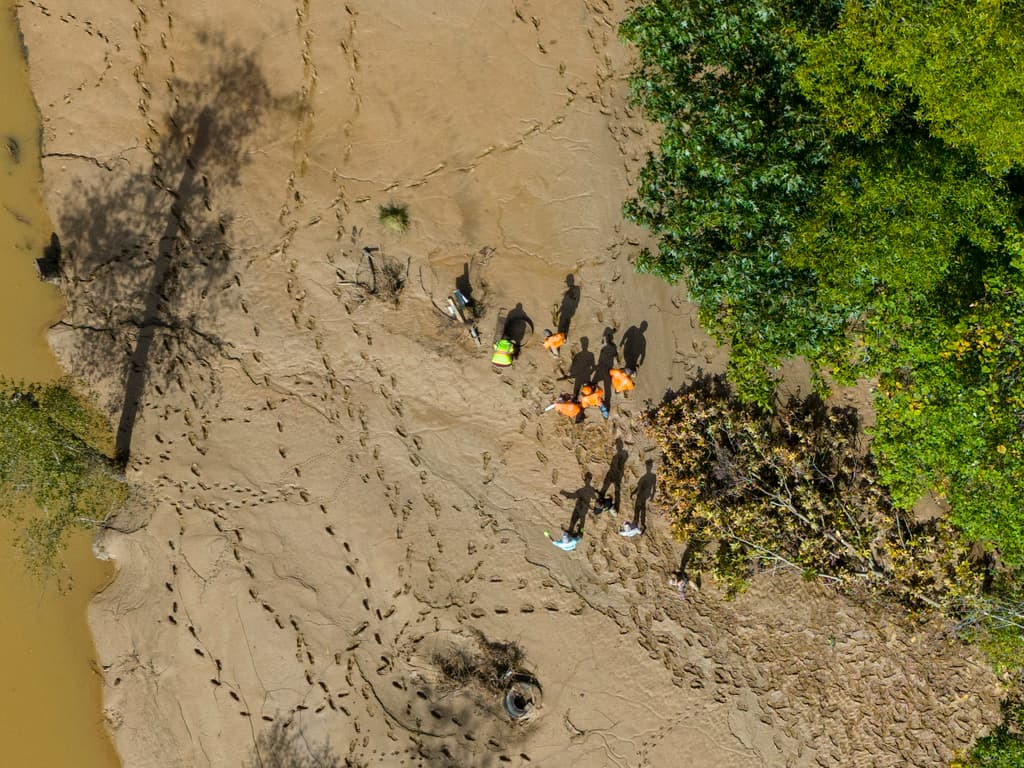 Mientras en Hendersonville ya se observan claramente los daños, en Swannanoa, 45 millas al noreste, todavía los equipos de búsqueda y rescate trabajan en llegar a sobrevivientes.