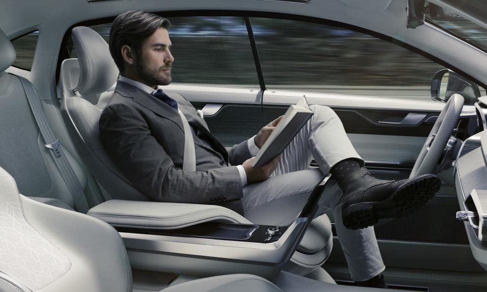 <b>Volvo</b> ve en la conducción autónoma la próxima frontera a superar para el incremento de la seguridad de los pasajeros de los vehículos de la marca. La meta de Volvo, que en noviembre de 2015 presentó su cabina conceptual para manejo autónomo 
<b><a href="http://www.univision.com/noticias/volvo/imagenes-del-volvo-concept-26-fotos" target="_blank">Concept 26</a></b>, es que nadie pierda la vida o se vea seriamente lesionado en un accidente en un vehículo nuevo de la marca para el año 2010.