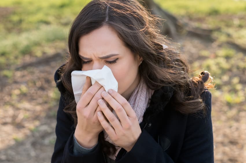 Puede tomar acetaminofen, ibuprofeno o naproxeno para aliviar el dolor o bajar la fiebre. Usar un aerosol nasal descongestionante o solución salina para aliviar los síntomas en la nariz y aumentar la cantidad de líquidos que consume.