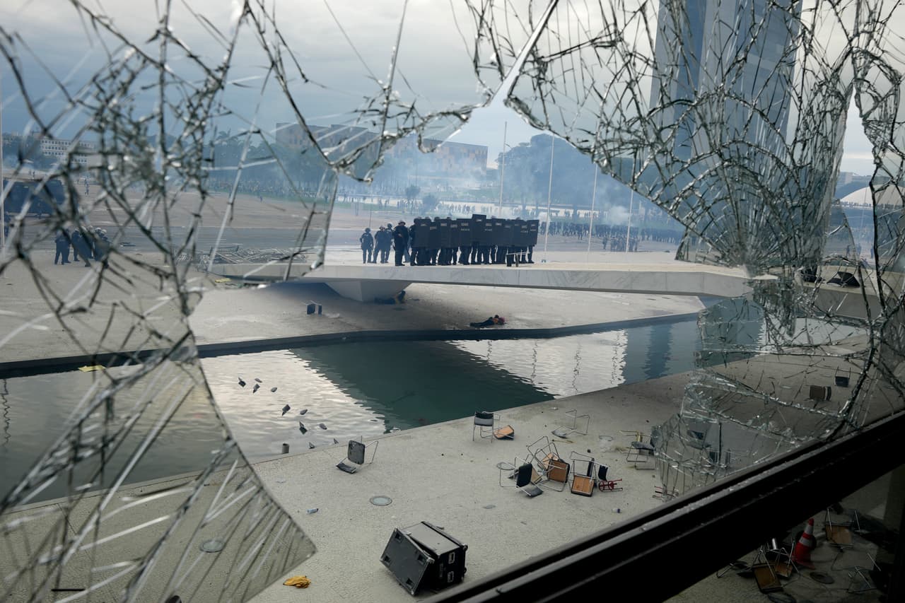 La policía se encuentra en los alrededores del Palacio de Planalto en esta fotografía tomada desde una ventana rota por los simpatizantes de Jair Bolsonaro, que han asaltado el sitio.
