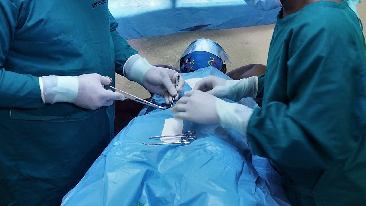 “Por favor, no lo hagan”: mujer lucha contra una infección en sus caderas tras realizarse una cirugía estética ilegal