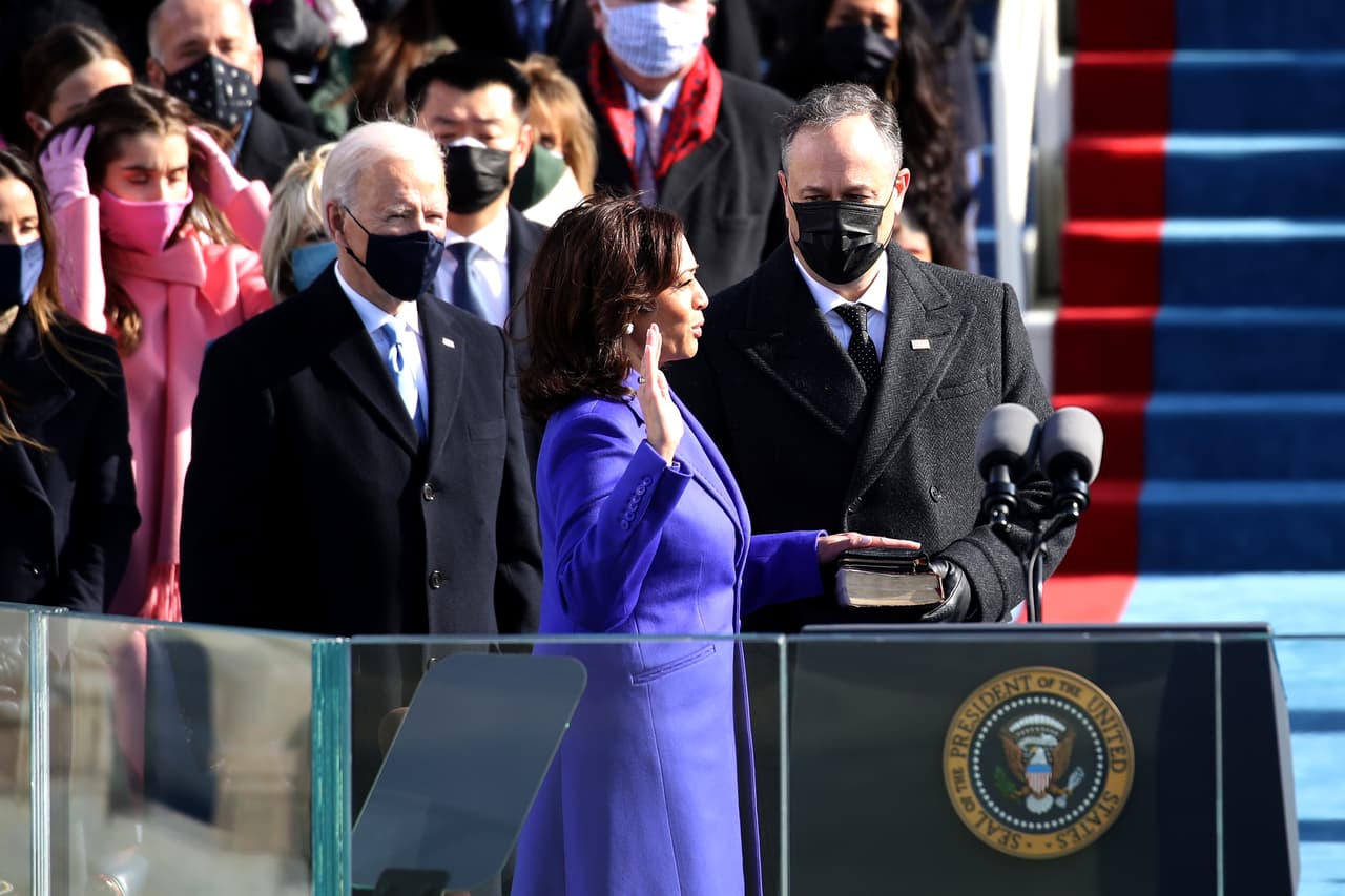 <b>La primera mujer vicepresidenta de EEUU |</b> Cuando la jueza Jackson habló de que otros allanaron el camino posiblemente se refirió a logros como los de Kamala Harris, la primera mujer en convertirse en vicepresidenta de Estados Unidos.
<br>
<br>La asunción de Harris a la vicepresidencia sentó precedente de otras maneras. Pasó a ser en 2021 la primera vicepresidenta negra y la primera vicepresidenta de origen asiático.
