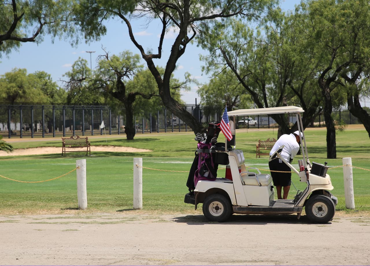 Un campo del golf atrapado entre el muro fronterizo y el río Grande