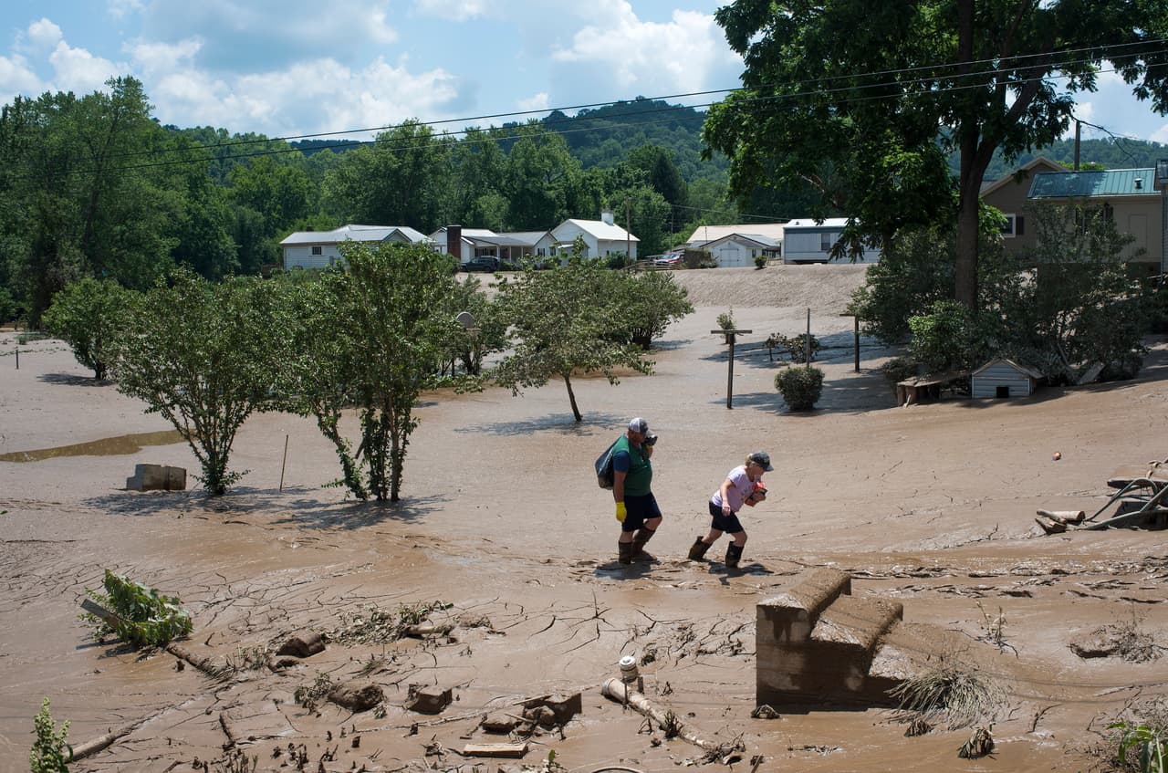<h3 class="cms-H3-H3">23. West Virginia</h3>
<br>
<b>(Grandes desastres desde 1953: 73)</b>
<br>
<br>Las fuertes tormentas en este estado montañoso, provocan que la 
<a href="https://www.univision.com/temas/lluvias">lluvia</a> baje desde las colinas y provoque inundaciones en diversos valles poblados, como las ocurridas en junio de 2016 en la que 
<b>fallecieron casi 30 personas en solo cuestión de horas. </b>
<br>
<br>Si bien estas son las afectaciones naturales más comunes, 
<b>también se han presentado fuertes nevadas, incendios y sequías. </b>
<br>
<br>
<br>