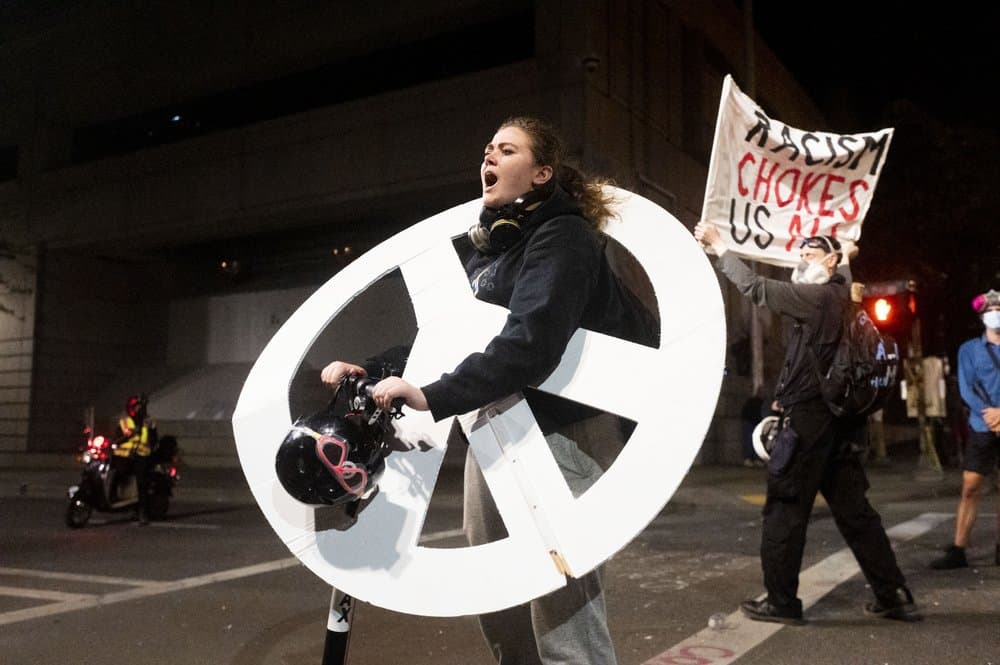 Muchas de las protestas nocturnas en varias ciudades estadounidenses, que comenzaron después de 
<a href="https://www.univision.com/noticias/estados-unidos/asesinaron-a-mi-hermano-estaba-pidiendo-ayuda-familiares-de-george-floyd-claman-justicia">la muerte de George Floyd</a> a manos de la policía de Minneapolis, se han terminado en choques violentos. Las tensiones han aumentado en las últimas dos semanas, particularmente después de que un oficial del Servicio de Alguaciles disparó contra la cabeza de un manifestante el pasado 11 de julio, hiriéndolo gravemente.
<b> </b>