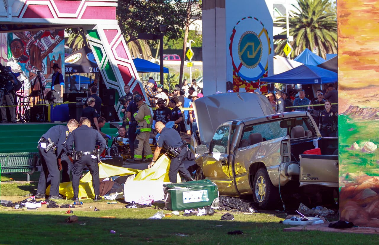 (Sigue a foto anterior) En ese momento el parque acogía un evento de motocicletas llamado ‘La Raza Run’ organizado por la revista ‘Vatos y Viclas’ y al que asistían centenares de personas, la mayoría hispanos.