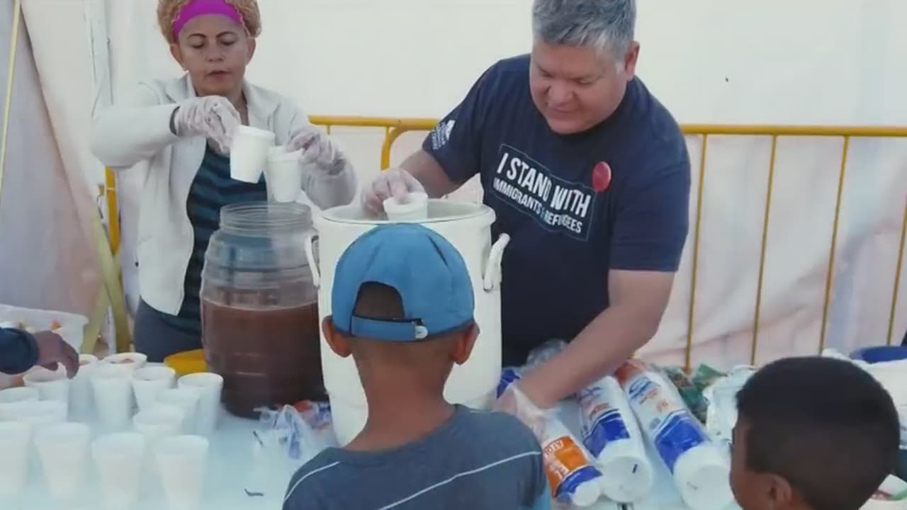 Michael Benavides, en Brownsville, Texas, empaca la ayuda que le lleva a los migrantes que se encuentran en un campamento de Matamoros, México. La pandemia no ha impedido que siga con su misión.