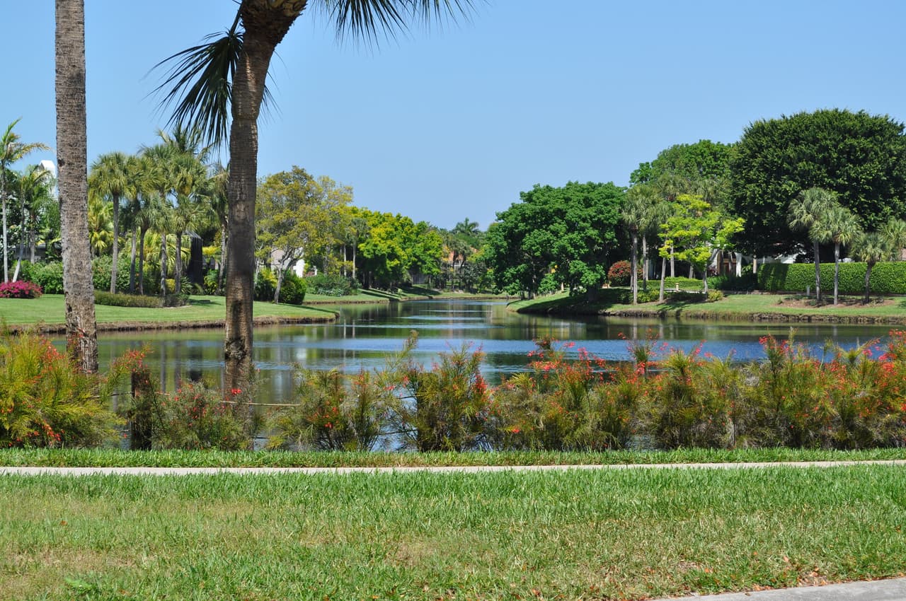 <h3 class="cms-H3-H3">11. Pelican Bay, Florida</h3>
<br>
<br>📖 
<b>Media de edad: </b>74.1 años.
<br>
<br>📖 
<b>Población que asiste a la universidad: </b>1.4%
<br>
<br>📖 
<b>Población menor de 18 años:</b> 1.0%
<br>
<br>📖 
<b>Población mayor de 65 años: </b>82.1%
<br>
<br>📖 
<b>Población: </b>6,257 habitantes. 
<br>