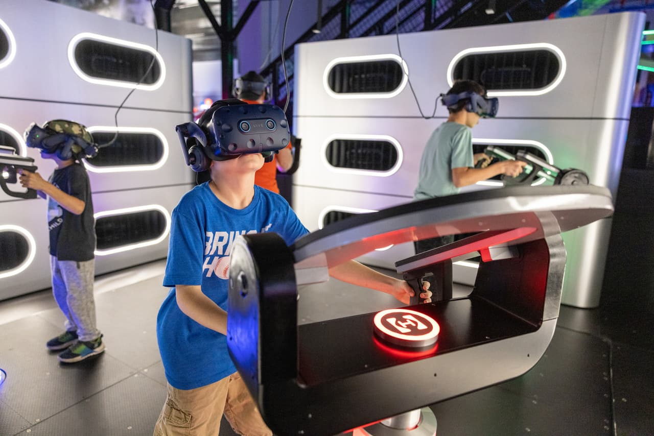 <b>Hyperdeck</b>
<br>Esta experiencia de realidad virtual para cuatro personas combina viento fuerte, ventiladores de calefacción y una plataforma que te sube y baja para corresponder con la acción.