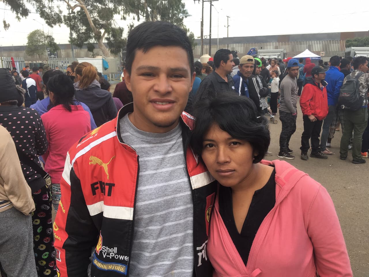<b>La pareja de ingenieros.</b> Melany Murillo tiene 30 años y es ingeniara agrónoma. Su esposo Yonari Perdomo, de 25 años, estudiaba la misma carrera en la Universidad Nacional de Agricultura de Honduras, pero la dejó por falta de dinero. La pareja se unió a la caravana migrante por la falta de oportunidades laborales en su país. "Estuve dos años buscando empleo y jamás encontré", lamentó Melany, quien ahora tiene cinco meses de embarazo. "Quizás algún país valore cuánto me he esforzado estudiando y me admita", dice.