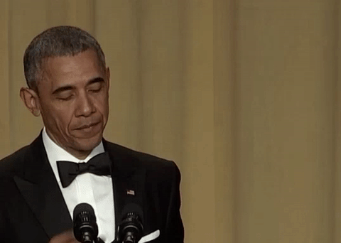 <b>Obama suelta el micrófono - </b>El presidente 
<b><a href="http://www.univision.com/noticias/politica/las-mejores-ultimas-bromas-de-barack-obama" target="_blank">Barack Obama</a></b>
<a href="http://www.univision.com/noticias/politica/las-mejores-ultimas-bromas-de-barack-obama" target="_blank"> <b>deja caer el micrófono después de hablar durante su última cena anual con corresponsales de la Casa Blanca</b></a> el 30 de abril. "Obama fuera", fueron sus últimas palabras tras una intervención en la que no ahorró bromas sobre Trump, quien estuvo ausente: “¿Tienes una sala llena de periodistas, celebridades, cámaras y él dice que no viene? (…) ¿Está en casa comiendo ‘filetes Trump’, tuiteando insultos a (la canciller alemana) Angela Merkel?...", se preguntó.