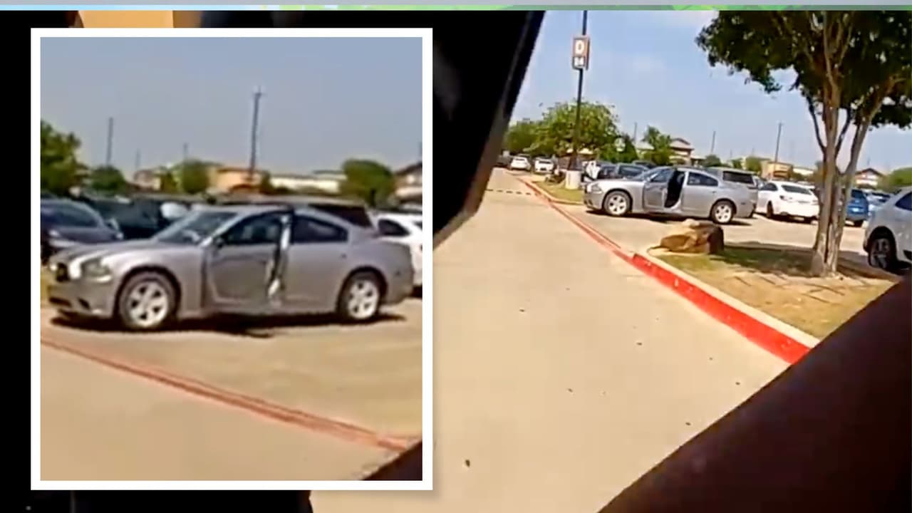 <b>“¿Son disparos?”</b>: Mientras el agente corre a través del lugar 
<b>se escuchan al menos 20 detonaciones más</b> de diferentes tipos de armas, 
<a href="https://www.univision.com/local/dallas-kuvn/se-escucharon-mas-de-100-detonaciones-testigos-del-tiroteo-en-un-centro-comercial-de-allen-cuentan-detalles-video" target="_blank">un visitante le pregunta <b>si se trata de disparos</b></a>. Sin notarlo, el oficial pasa a un lado de un auto de color gris con la puerta del conductor abierta, luego descubrirían que 
<b>se trata del vehículo el atacante</b>.