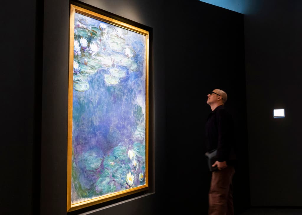 Esta venta coincide con otro hito en el mercado del arte: la subasta de "El Imperio de la Luz" de René Magritte por 121,2 millones de dólares en Christie's, convirtiendo al artista belga en el decimosexto creador en superar la barrera de los 100 millones en una subasta.